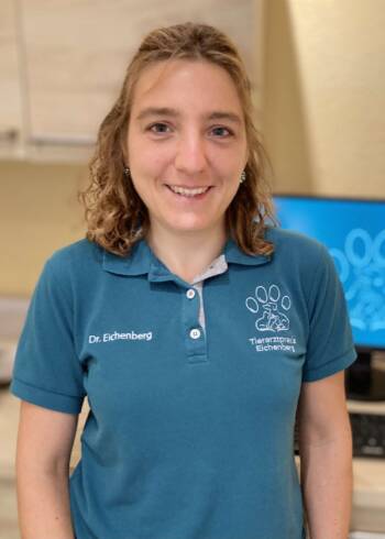 Porträt von Dr. med. vet. Anna-Lena Eichenberg - lächelt freundlich in die Kamera